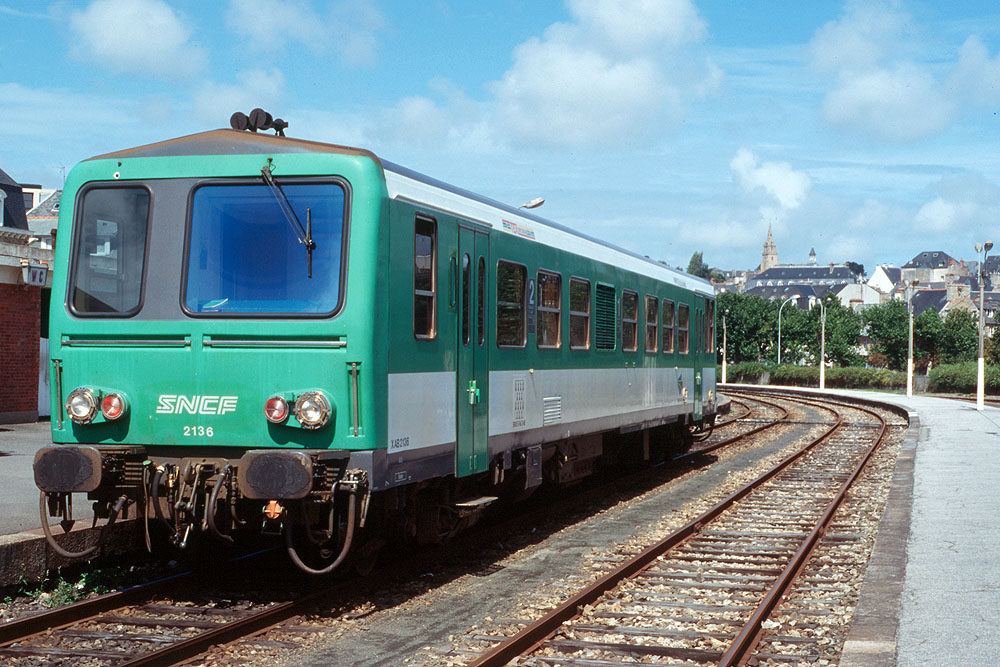https://www.eisenbahnfotograf.de/datei/April bis September 1996/3960213 SNCF 2136 Lannion 24.8.96.jpg